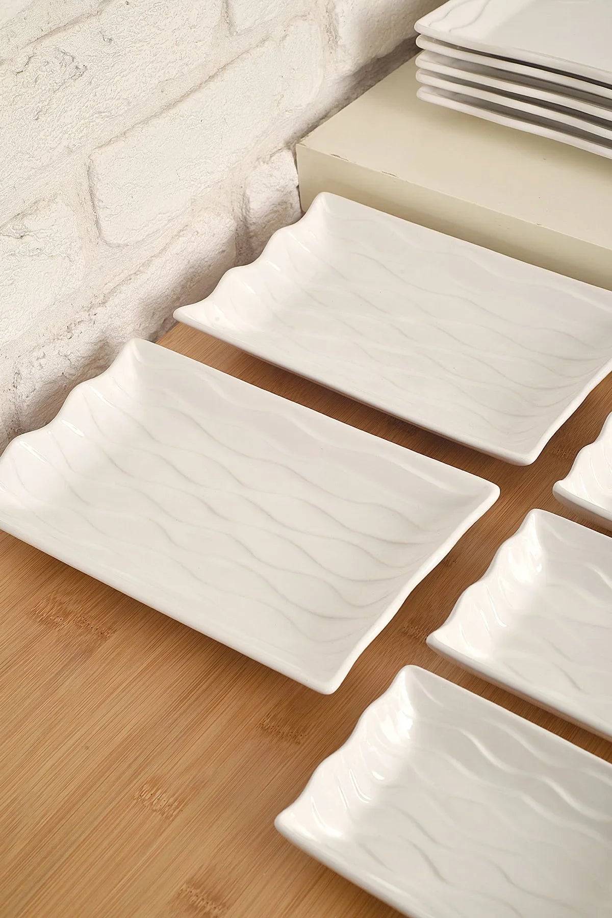 6 Kişilik Beyaz Rölyefli Seramik Kahvaltı Takımı - Modern Kare Dalgalı Kenarlı Sunum Seti - Selenica