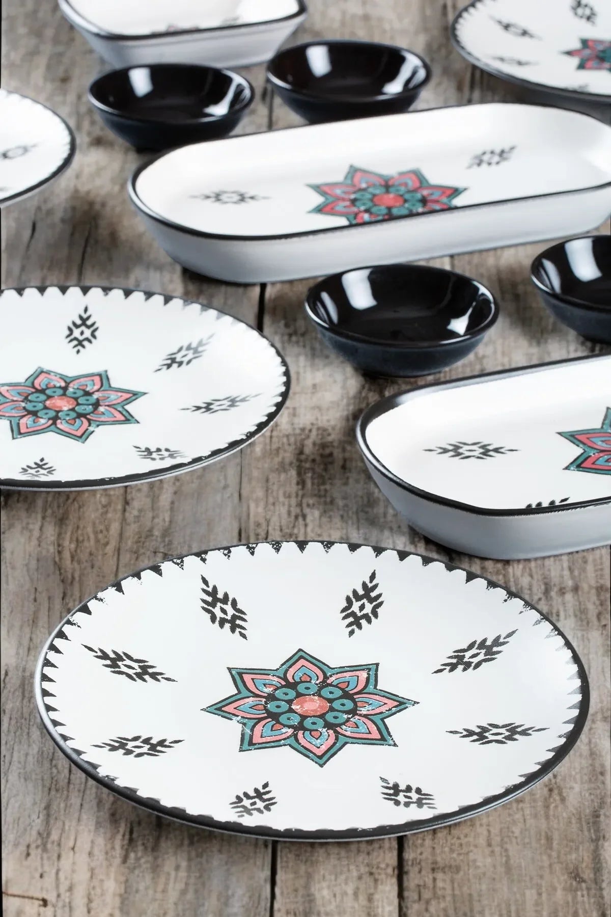 Etnik Desenlerin Büyüsü: Siyah Retro 21 Parça Kahvaltı Takımı (6 Kişilik) - Selenica