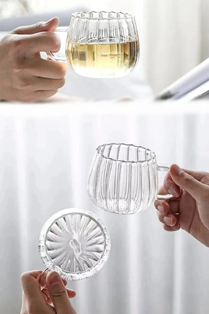 Kahve Molalarına ve Çay Saatlerine Zarafet Katın: Eşsiz Tasarımlı 250ml Kulplu Cam Bardak!